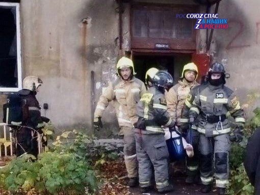 16 человек из горящего дома спасли огнеборцы