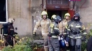 16 человек из горящего дома спасли огнеборцы